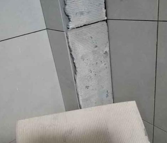 高县瓷砖空鼓维修公司分享下厨房瓷砖脱落的补救措施。